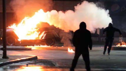   Dos menores y un adulto fueron detenidos: Robaron un taxi para usarlo como barricada 