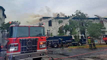  Diez carros de Bomberos trabajan en incendio que afecta al Liceo de Aplicación 