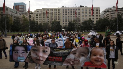  Familias de bebés con atrofia muscular espinal marcharon hasta La Moneda  