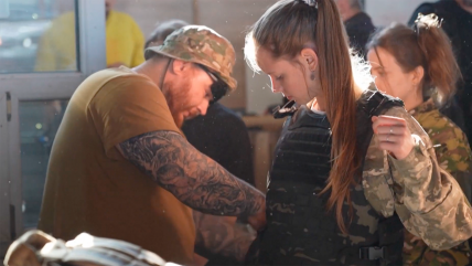   Ucranianas combaten en la guerra con uniformes de hombre: Empresa busca revertirlo 