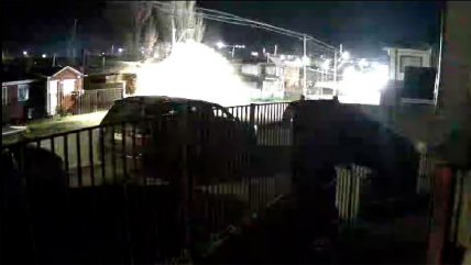   Auto arrasó con un poste y una casa en Coyhaique 