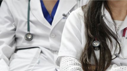  Desigualdad en médicos especialistas: Santiago tiene 3 por cada mil habitantes, regiones extremas sólo uno  