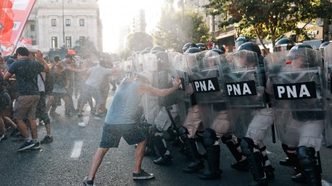   Manifestante chileno fue detenido por agredir a la policía en protesta contra Milei 