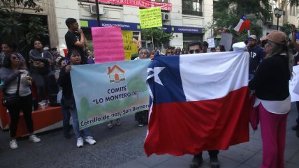  Pobladores de San Bernardo se manifestaron en el frontis del Minvu  