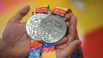   Maratón de Santiago presentó sus medallas diseñadas por niños de la Teletón 