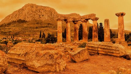   El cielo de Atenas anaranjado por las nubes de polvo del Sáhara 