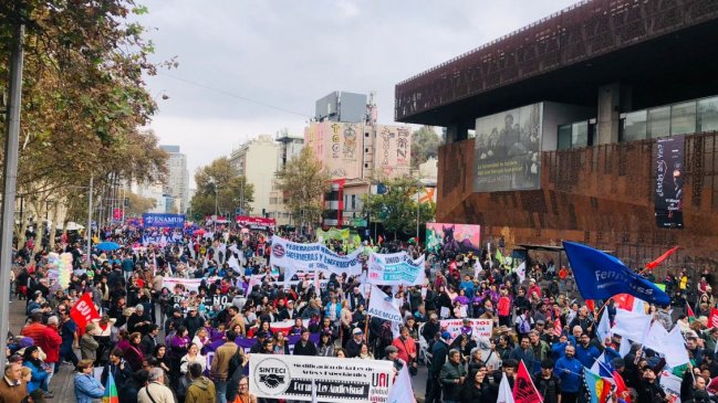   Mejores sueldos y pensiones: CUT encabezó principal marcha por el Día del Trabajador 