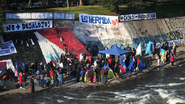  Pobladores de Lo Hermida acampan en la ribera del río Mapocho en Providencia  