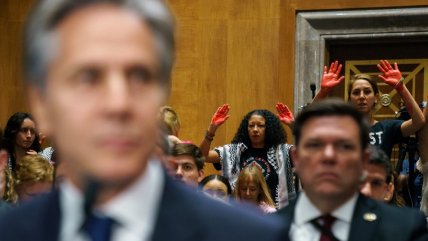  Manifestantes propalestinos interrumpen a Blinken mientras comparecía ante el Congreso  