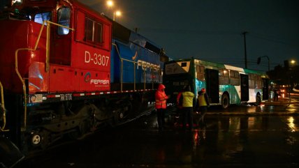  Bus del sistema Red y tren de carga chocaron en Maipú: Hay tres lesionados  