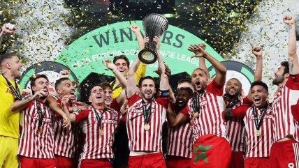   Olympiakos celebró su primer título europeo al alzar la Conference League en Atenas 