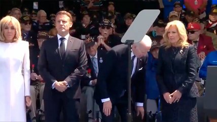   Biden estuvo 10 segundos a medio sentarse en conmemoración del Día D 