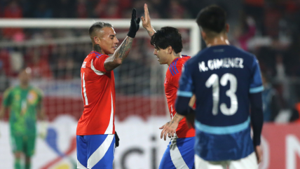   Víctor Dávila y Eduardo Vargas lideraron los festejos de La Roja ante Paraguay 