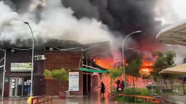   Se reactiva incendio en la Feria de Abastos de Illapel 