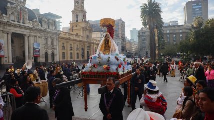   Fieles realizan procesión de la Virgen del Carmen en Plaza de Armas 