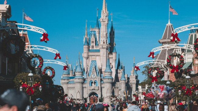   La primera en 40 años: Trabajadores de Disneylandia votan a favor de una huelga 