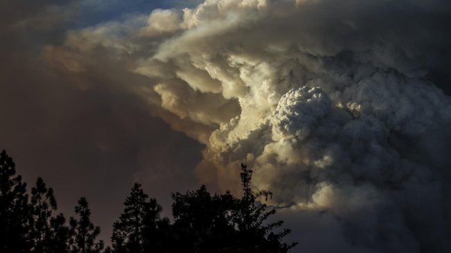   Evacúan a miles de personas por devastador incendio en California 