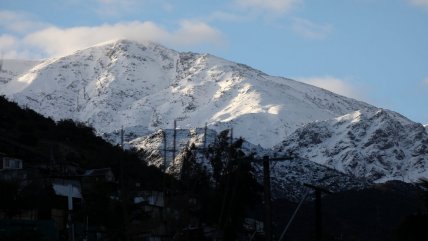   Cubierta de un manto blanco: Así luce la cordillera tras el temporal en Santiago 