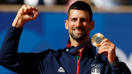   Novak Djokovic completó su palmarés y celebró con todo el oro en París 2024 