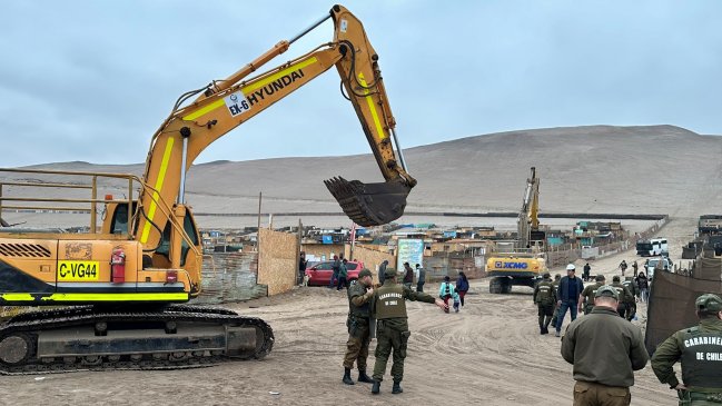  Arica: Desalojan a cerca de 1.500 personas desde terrenos tomados  