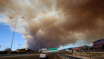  Miles de personas evacuaron por grandes incendios en las afueras de Atenas  