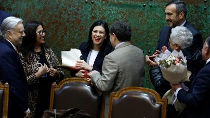   Karol Cariola experimentó una sesión de abrazos tras revelar que será mamá 