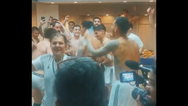   [VIDEO] El eufórico festejo de Aníbal Mosa en el vestuario de Colo Colo 