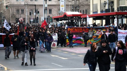   Estudiantes secundarios y comités de vivienda protestaron juntos en la Alameda 