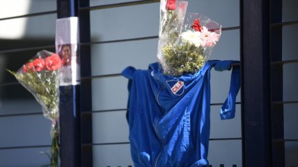   Hinchas depositan ofrendas florales en la sede de Nacional en memoria de Juan Izquierdo 