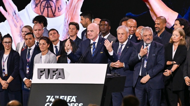   La FIFA implementó un gesto universal de denuncia racista en el fútbol 