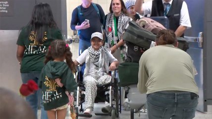   Niña palestina que busca volver a caminar fue ovacionada al llegar a EEUU 