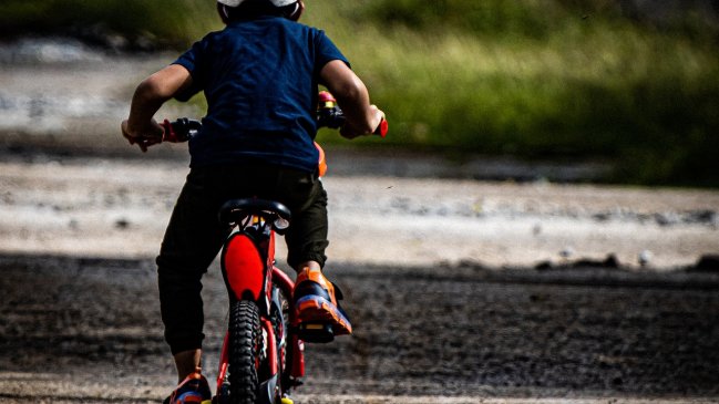   Niño de 7 años sufrió grave corte en el cuello con hilo curado mientras andaba en bicicleta 