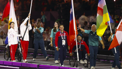   El Team ParaChile desfiló en el cierre de los Juegos Paralímpicos de París 2024 