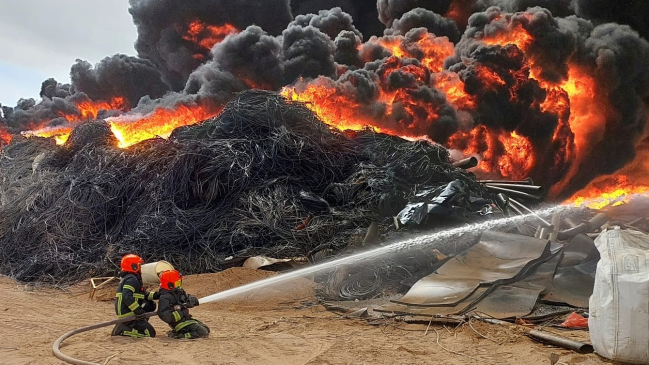   Desprendió gran nube tóxica: Incendio afecta a empresa en Antofagasta 