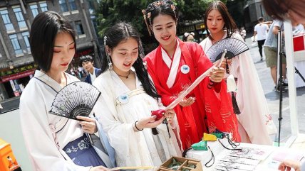   Los secretos del hanfu, vestido milenario popularizado por la juventud china 