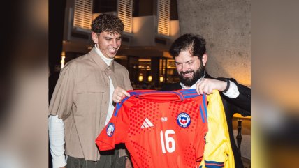   Igor Lichnovksy se reunió con el Presidente Boric en México y le regaló dos camisetas 