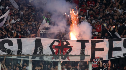   Barristas de Colo Colo lanzaron fuegos artificiales e interrumpieron el clásico contra la UC 