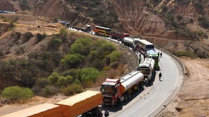  Bloqueos en defensa de Evo Morales obstruyen el paso de 300 camiones con combustible  