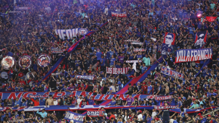   Turba de hinchas de U. de Chile intentó ingresar a la fuerza al Estadio Nacional 