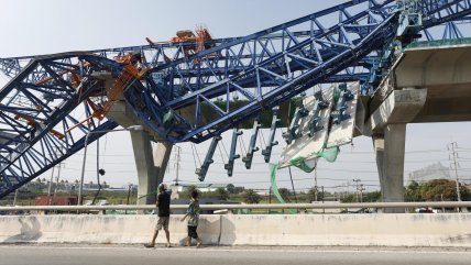   Gigantesca grúa cayó sobre una carretera en Tailandia 