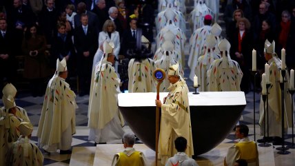   El primer oficio religioso en la restaurada Notre Dame 