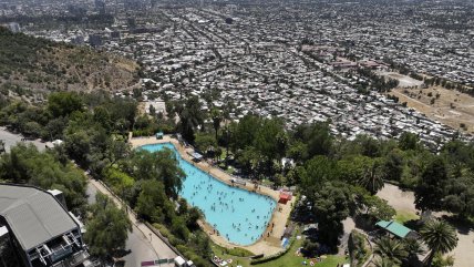   Santiaguinos capean el calor extremo en la piscina Tupahue 