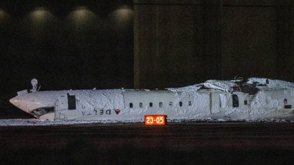  Avión volcó cuando aterrizaba en Toronto: Al menos 18 heridos  