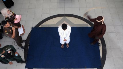   Azotan públicamente a dos hombres en Indonesia por tener relaciones homosexuales 