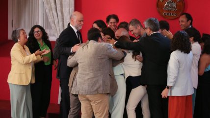   Con abrazo grupal: Así fue la despedida de Carolina Tohá en La Moneda 