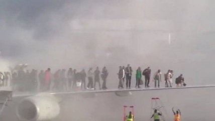   Pasajeros evacuaron desde el ala de un avión que se incendió en EEUU 