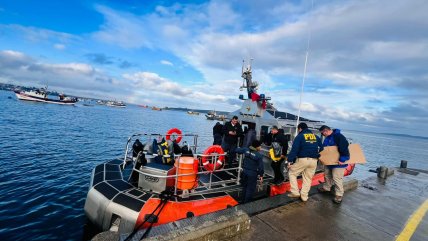   Atado de manos y pies: Hallan cadáver flotando en aguas de isla en Quellón 