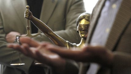 Italia: Absuelven a profesor que tocó el pecho a una alumna, pero Italia: Absuelven a profesor que tocó el pecho a una alumna, pero