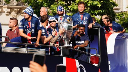   PSG recorrió las calles de París para festejar con el trofeo de la Champions 
