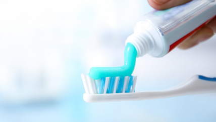 Desde lesiones hasta irritación: Sernac oficia a empresas de pasta dental por efectos adversos Desde lesiones hasta irritación: Sernac oficia a empresas de pasta dental por efectos adversos